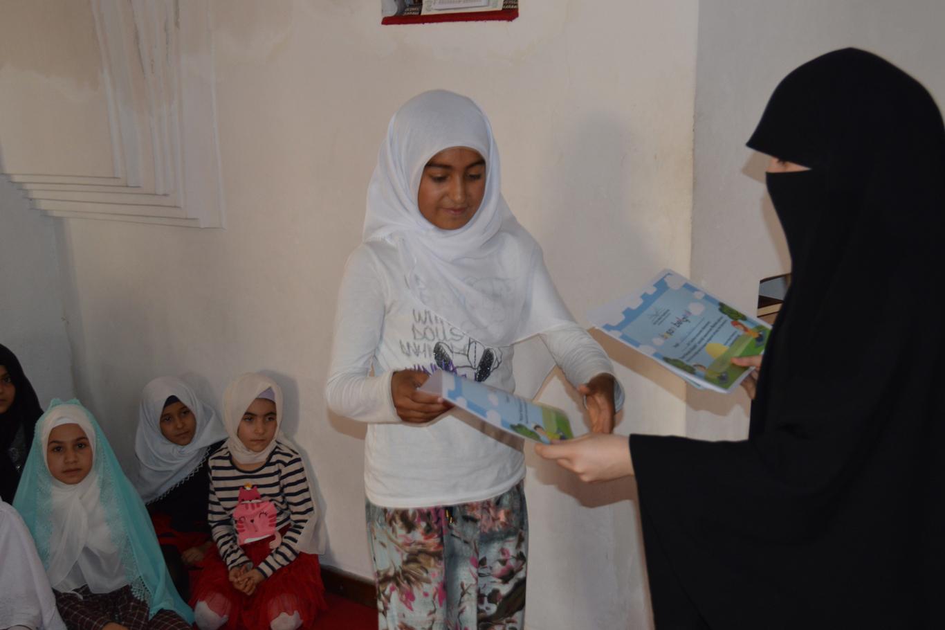 Namaz eğitimi alan kız çocuklarına sertifikaları verildi Namaz eğitimi alan kız çocuklarına sertifikaları verildi